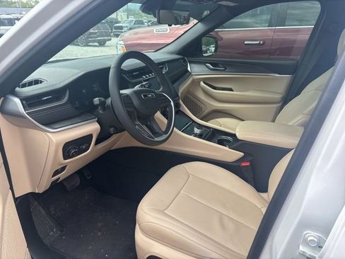 Used 2025 Jeep Grand Cherokee Limited w/ Luxury Tech Group II image 9