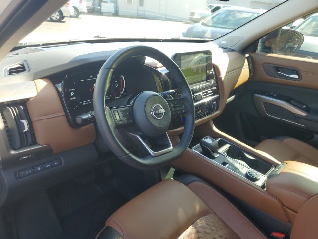 Used 2024 Nissan Pathfinder Platinum AWD/4WD image 13