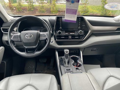 Used 2020 Toyota Highlander XLE AWD/4WD image 7