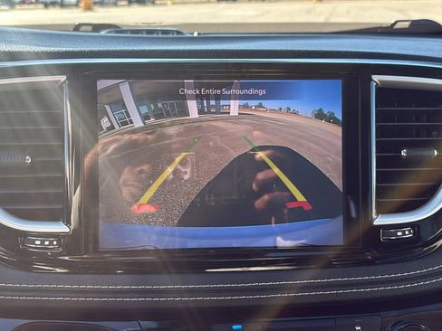 Used 2022 Chrysler Pacifica Touring-L image 25