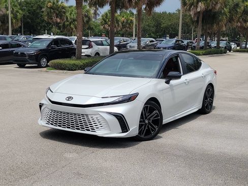 Used 2025 Toyota Camry XSE FWD image 1