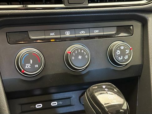 Used 2022 Volkswagen Taos S image 10