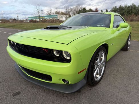 Used 2015 Dodge Challenger R/T image 2