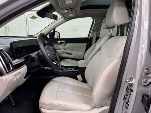 Used 2025 Kia Sorento SX image 11