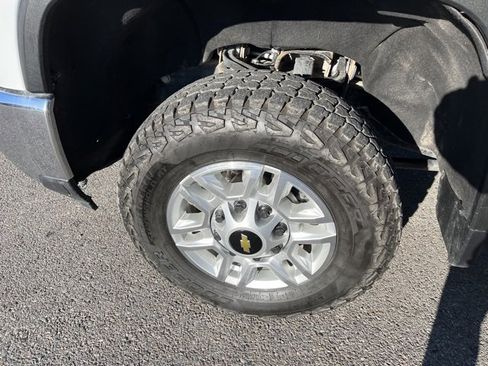 Used 2024 Chevrolet Silverado 2500 LT w/ Convenience Package image 18