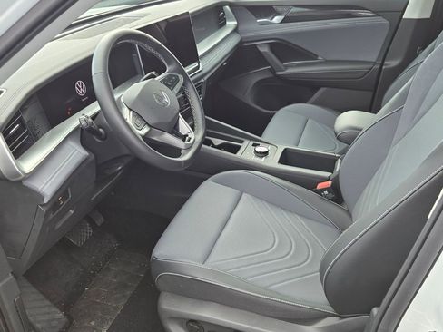 Used 2025 Volkswagen Tiguan SE w/ Panoramic Sunroof Package FWD image 5