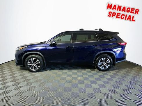 Used 2022 Toyota Highlander XLE AWD/4WD image 5