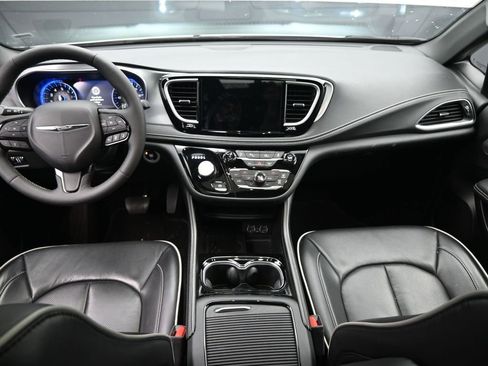 Used 2025 Chrysler Pacifica Limited image 25