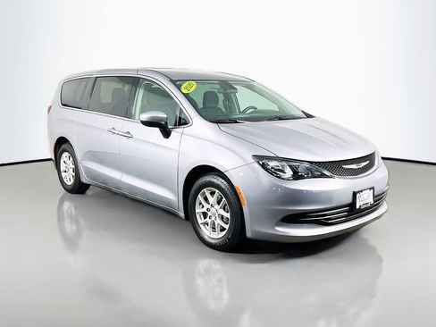 Used 2020 Chrysler Voyager LX image 3