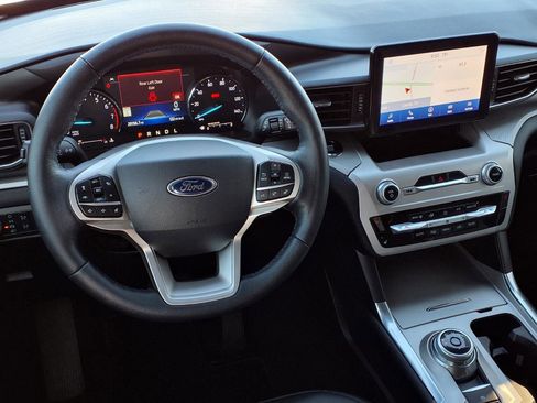 Used 2022 Ford Explorer XLT w/ Equipment Group 202A image 13