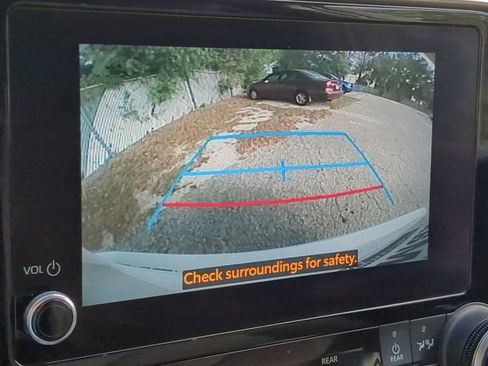 Used 2023 Toyota Highlander LE image 19