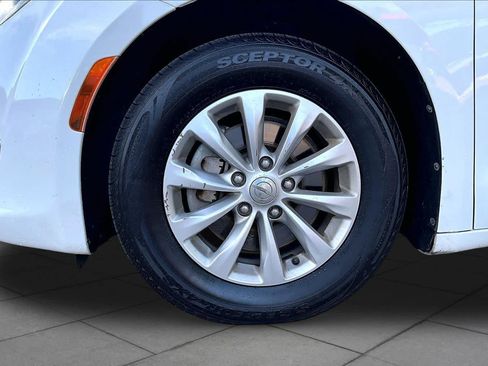 Used 2017 Chrysler Pacifica Touring-L FWD image 11