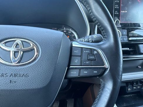Used 2021 Toyota Highlander XLE AWD/4WD image 14