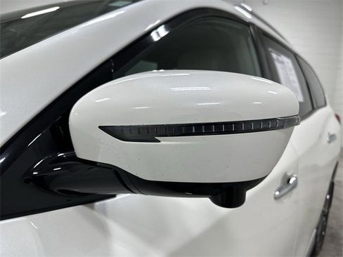 Used 2017 Nissan Pathfinder Platinum image 12