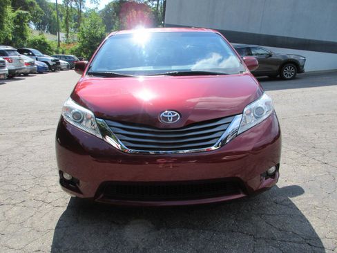Used 2011 Toyota Sienna XLE w/ Premium Pkg FWD image 2