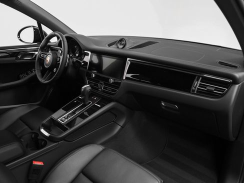 Certified 2026 Porsche Macan AWD/4WD image 27