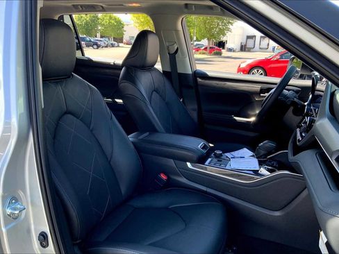 Used 2025 Toyota Highlander Platinum image 7