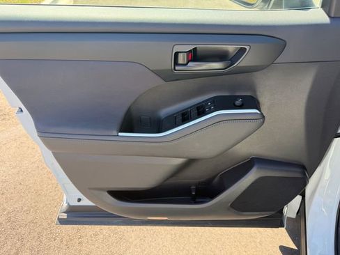 Used 2024 Toyota Highlander LE image 3