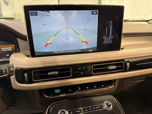 Used 2022 Lincoln Nautilus FWD w/ Premium Package image 18