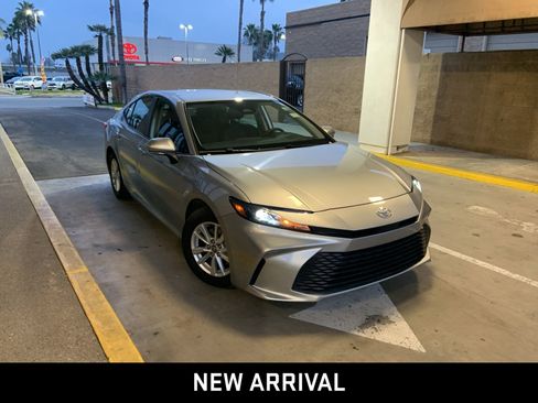 Used 2025 Toyota Camry LE image 3