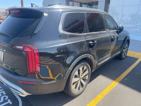 Used 2022 Kia Telluride EX w/ EX Premium Package FWD image 3