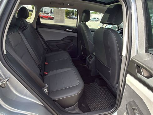 Used 2023 Volkswagen Taos SE w/ Panoramic Sunroof Package AWD/4WD image 19