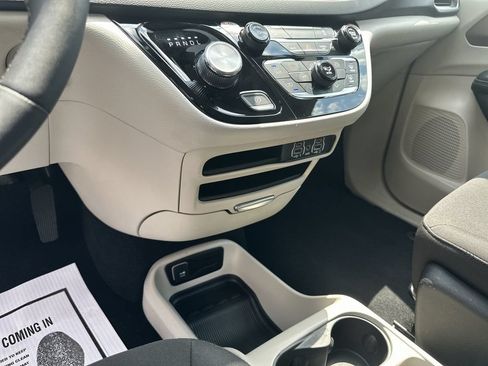 Used 2023 Chrysler Voyager LX FWD image 17