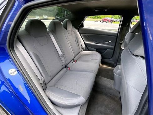 Used 2021 Hyundai Elantra SE FWD image 24