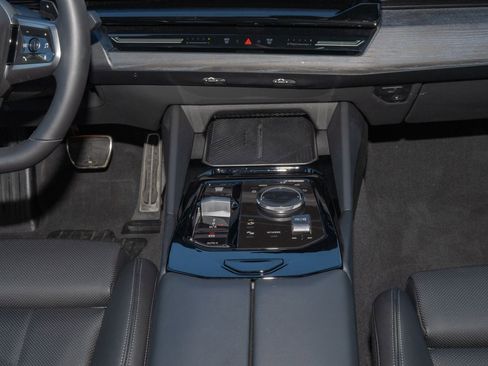 Used 2025 BMW 530i w/ M Sport Package RWD image 26