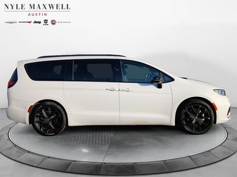 Used 2026 Chrysler Pacifica Limited w/ S Appearance Package FWD image 17