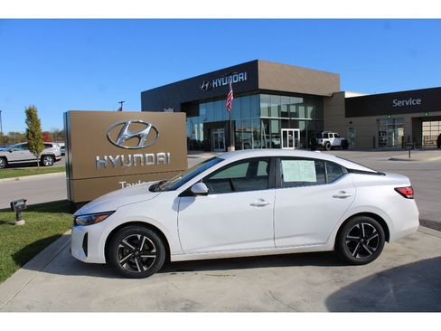 Used 2024 Nissan Sentra SV image 2