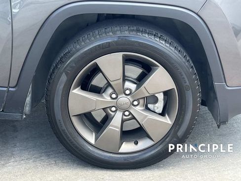 Used 2017 Jeep Cherokee Latitude w/ Safety/Convenience Group FWD image 4