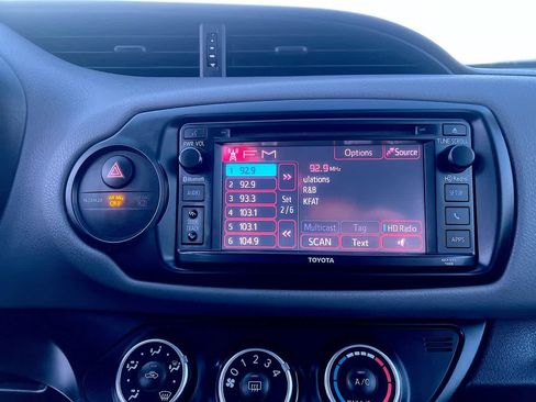 Used 2015 Toyota Yaris L image 17