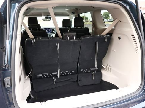 Used 2023 Chrysler Pacifica Touring-L FWD image 23