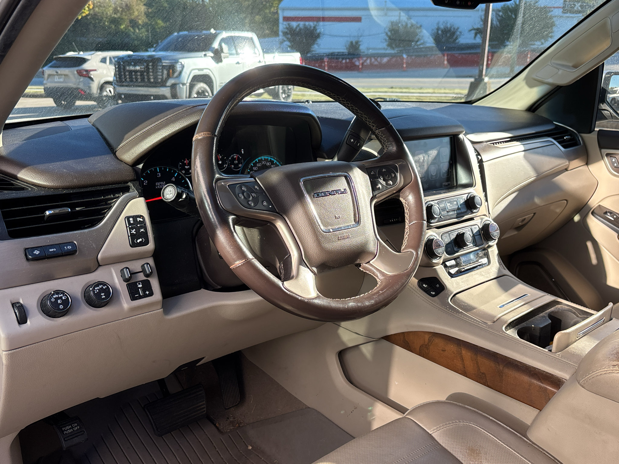 Used 2019 GMC Yukon XL Denali w/ Denali Ultimate Package AWD/4WD image 11