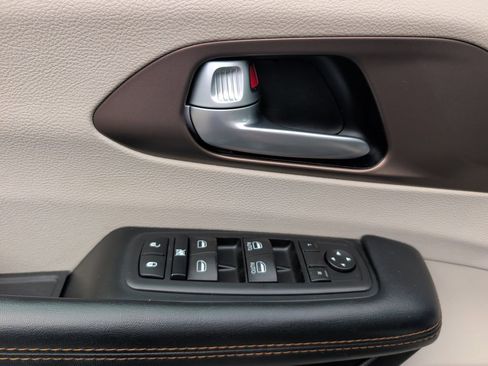 Used 2017 Chrysler Pacifica Touring-L image 9