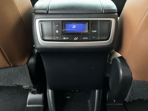 Used 2019 Toyota Highlander Limited FWD image 29