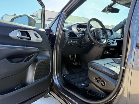 Used 2023 Chrysler Pacifica Touring-L w/ S Appearance Package image 15