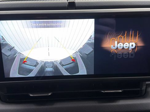 Used 2025 Jeep Wrangler Unlimited Sahara AWD/4WD image 22