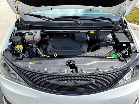 Used 2020 Chrysler Pacifica Touring-L Plus w/ Advanced Safetytec Group FWD image 11