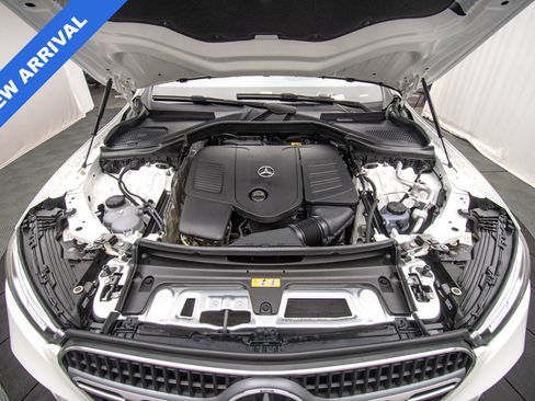 Used 2025 Mercedes-Benz GLC 300 4MATIC image 32