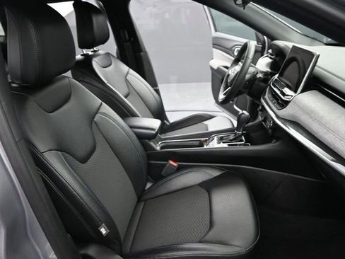 Used 2024 Jeep Compass Latitude image 23