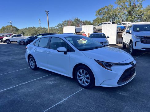 Used 2022 Toyota Corolla LE image 2