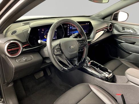 Used 2024 Chevrolet Trax RS FWD image 17