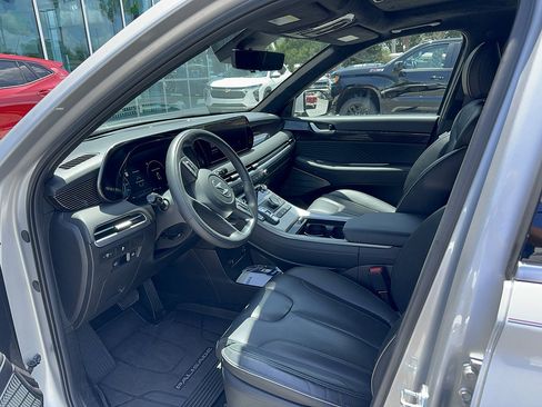 Used 2025 Hyundai Palisade Calligraphy FWD image 5