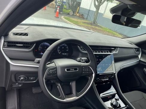 New 2025 Jeep Grand Cherokee Laredo w/ Luxury Tech Group I image 15