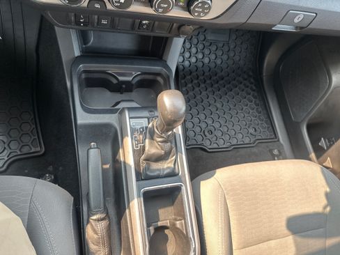 Used 2019 Toyota Tacoma SR5 AWD/4WD image 14