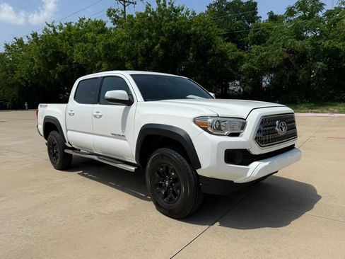 Used 2017 Toyota Tacoma TRD Off-Road w/ Tow Package (A/T) AWD/4WD image 7