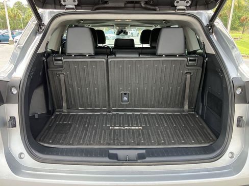 Used 2023 Toyota Highlander XLE FWD image 28
