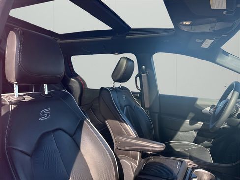 Used 2025 Chrysler Pacifica Limited image 20